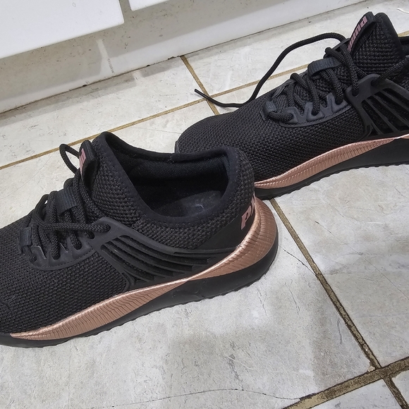 Puma-shoes,size 8 - Picture 4 of 5